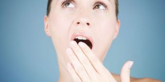 Bọc răng sứ có bị hôi miệng không?